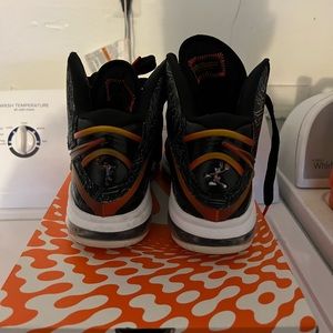 LEBRON 8
"Space Jam" Brand-new size 7. I have 4 pairs left